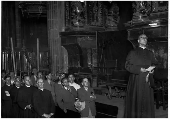Branthomme-1920w El padre Branthomme y los peregrinos. Catedral de Santiago 1949